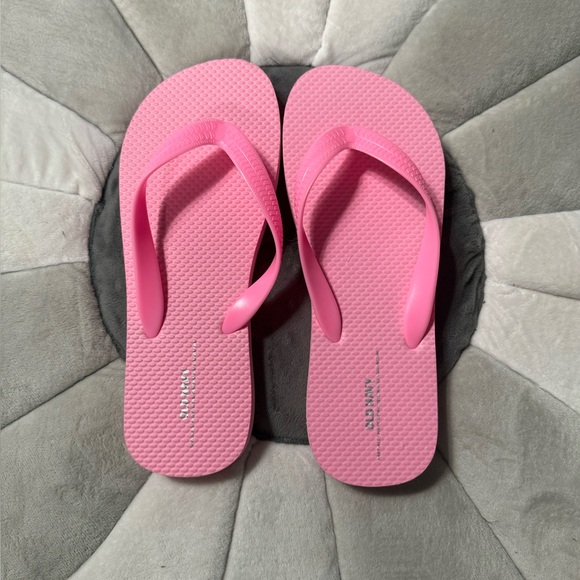 Old Navy Shoes - Old Navy Pink Flip Flop Sandals size 8